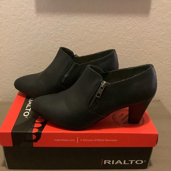 Rialto Brand Navy shootie, low heel, size 7.5 wide - Picture 5 of 6